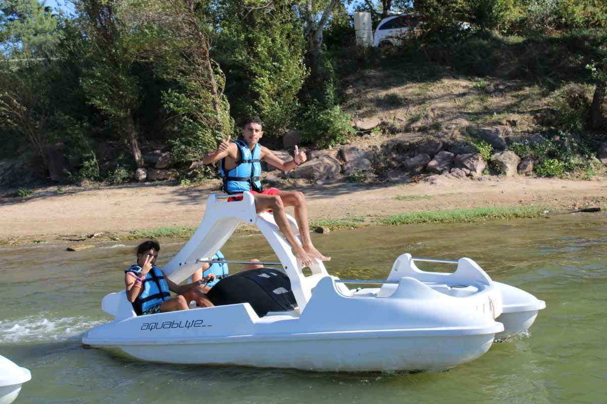 Pédalo au lac de l'Aréna près de Cannes 