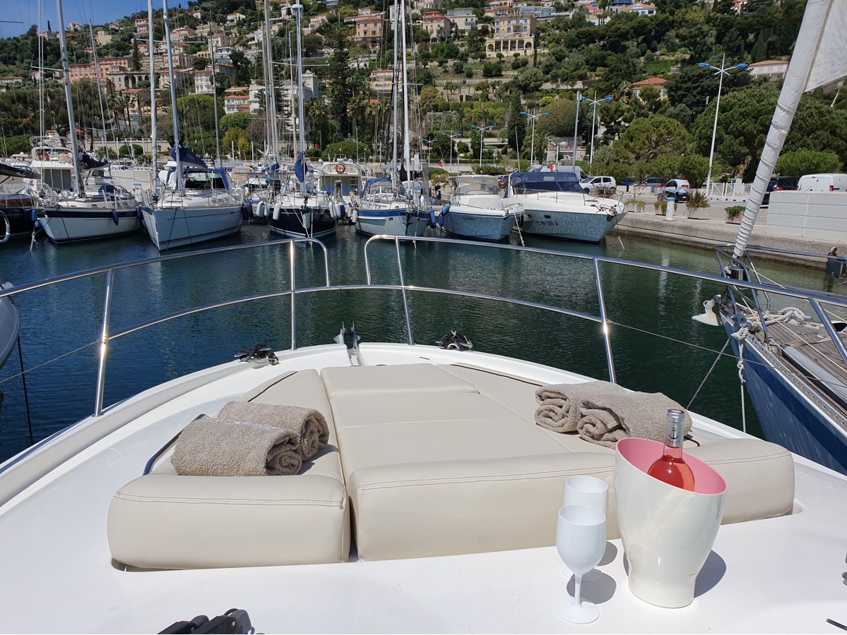 Location bateau à moteur avec skipper à Nice 