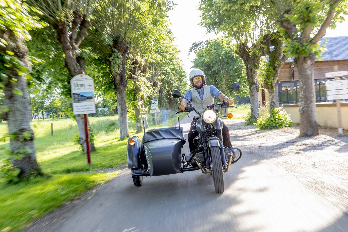 Balade insolite en moto sidecar vintage à Deauville