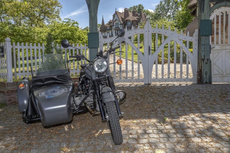Balade insolite en moto sidecar vintage à Deauville
