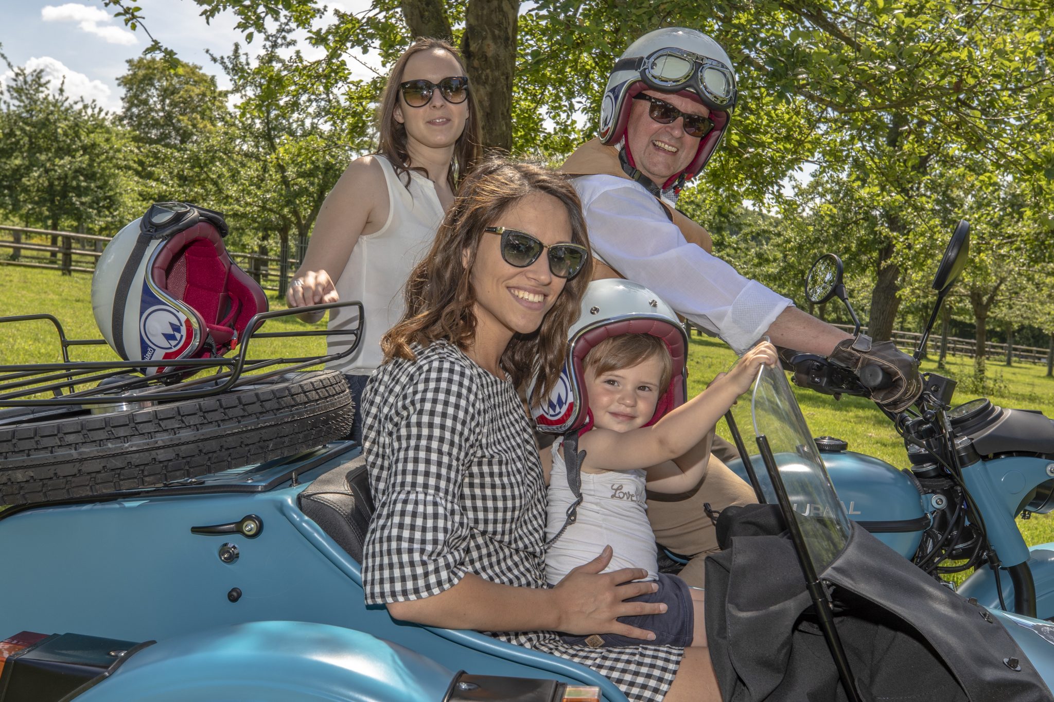 Balade insolite en moto sidecar vintage à Deauville