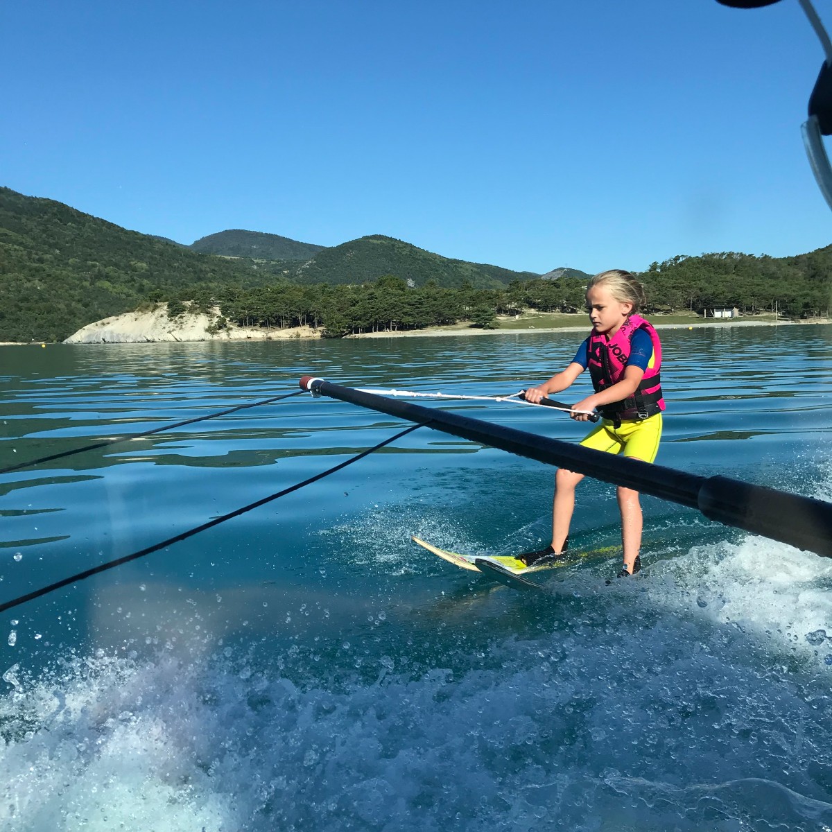 Ski Nautique au Lac de Serre-Ponçon près de Gap