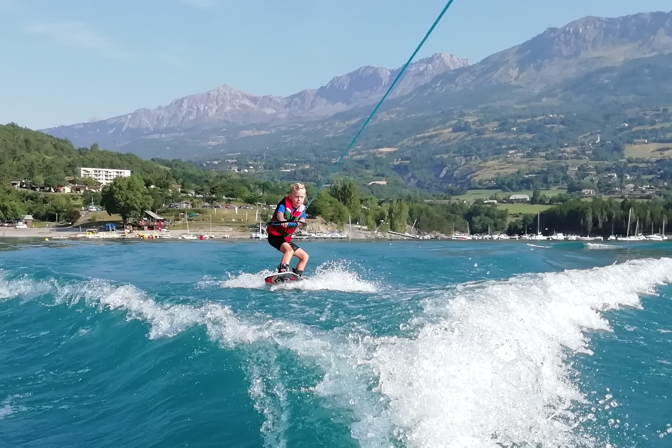 Ski Nautique au Lac de Serre-Ponçon près de Gap