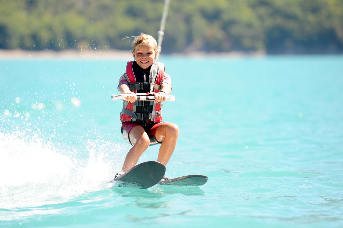 Ski Nautique au Lac de Serre-Ponçon près de Gap