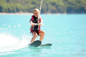 Ski Nautique au Lac de Serre-Ponçon près de Gap