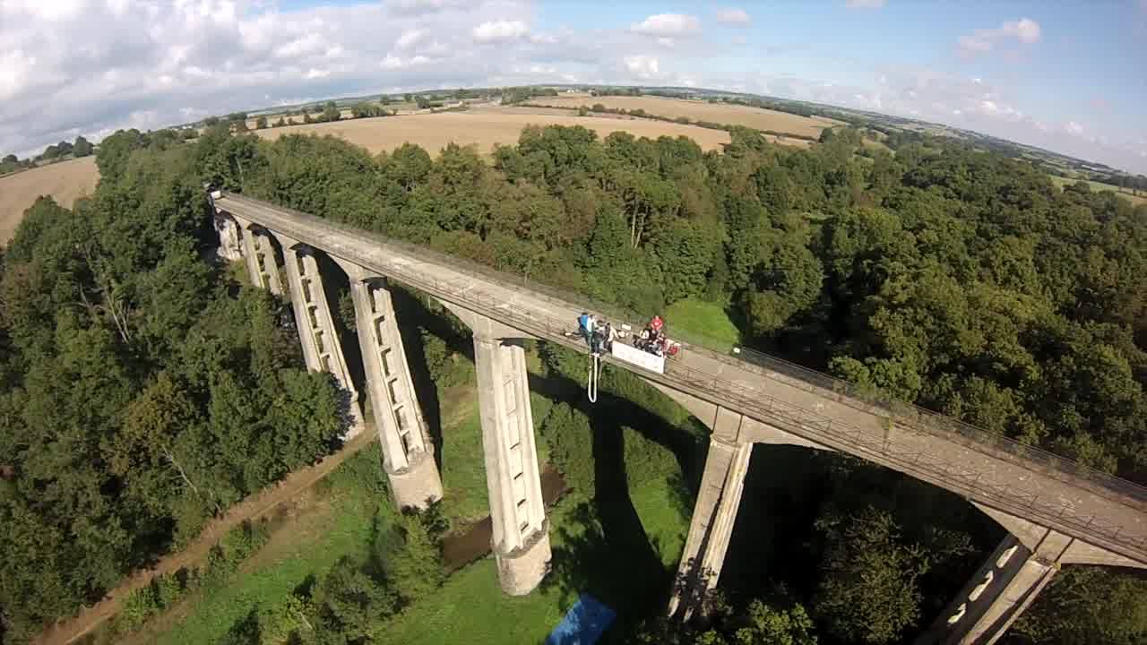 Saut à l'élastique à Saint Georges le Gaultier