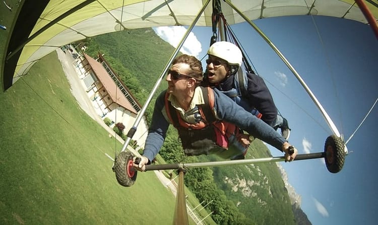 Vol en deltaplane au dessus du Lac d'Annecy