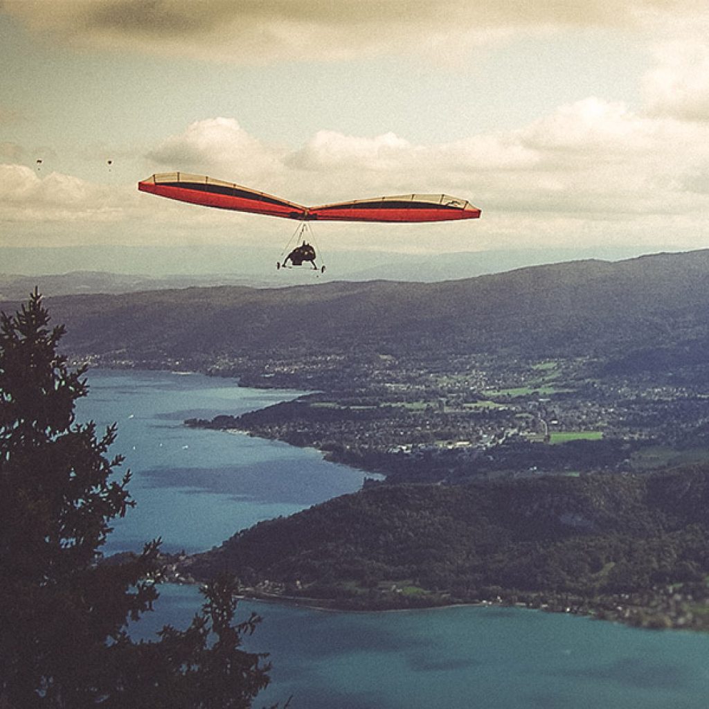 Vol en deltaplane au dessus du Lac d'Annecy