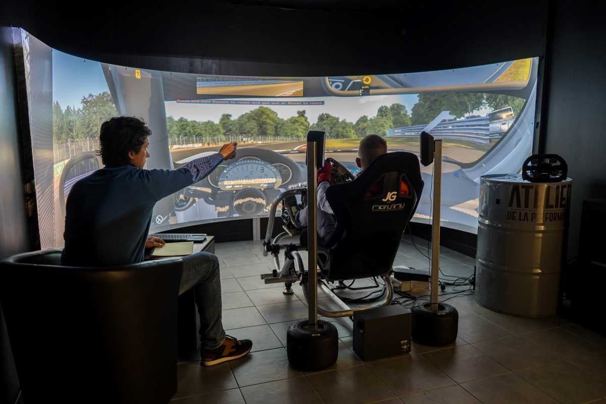 Coaching sur simulateur de pilotage automobile professionnel à Bordeaux