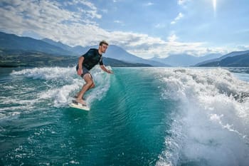 Wake-surf sur le lac de Serre-Ponçon