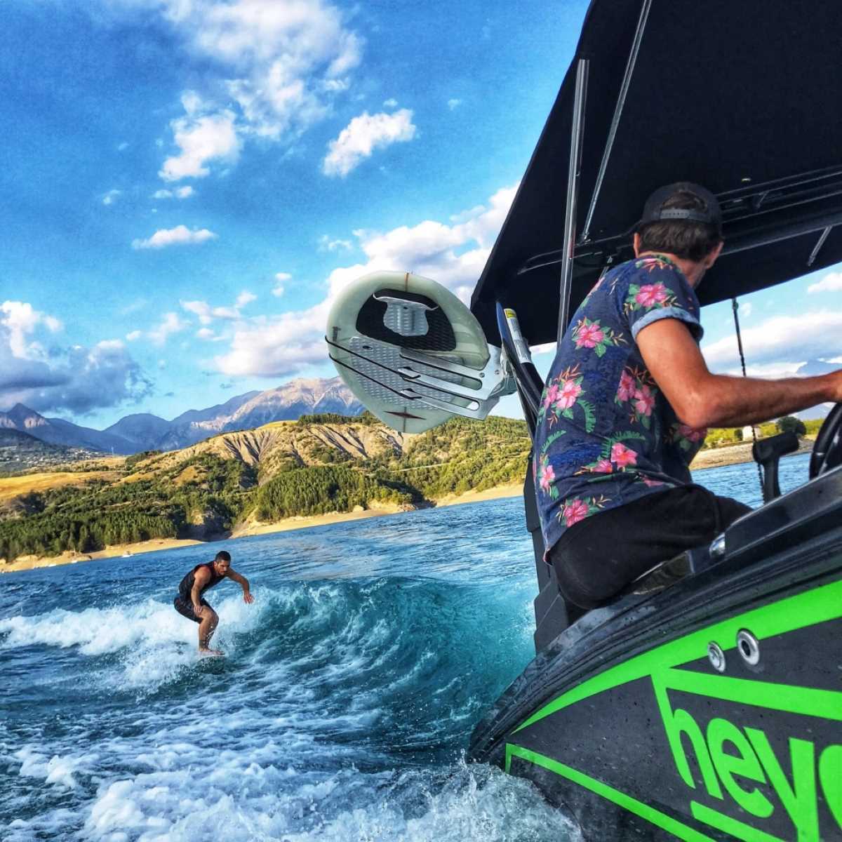 Wake-surf sur le lac de Serre-Ponçon