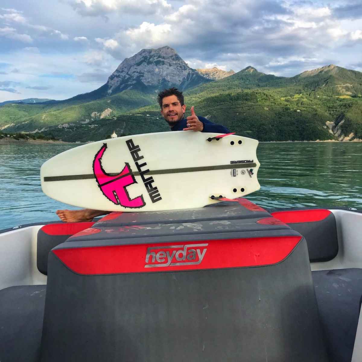 Wake-surf sur le lac de Serre-Ponçon