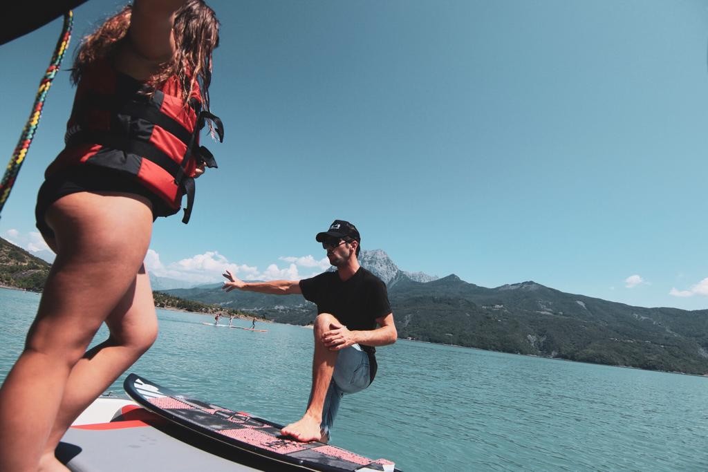 Wake-surf sur le lac de Serre-Ponçon