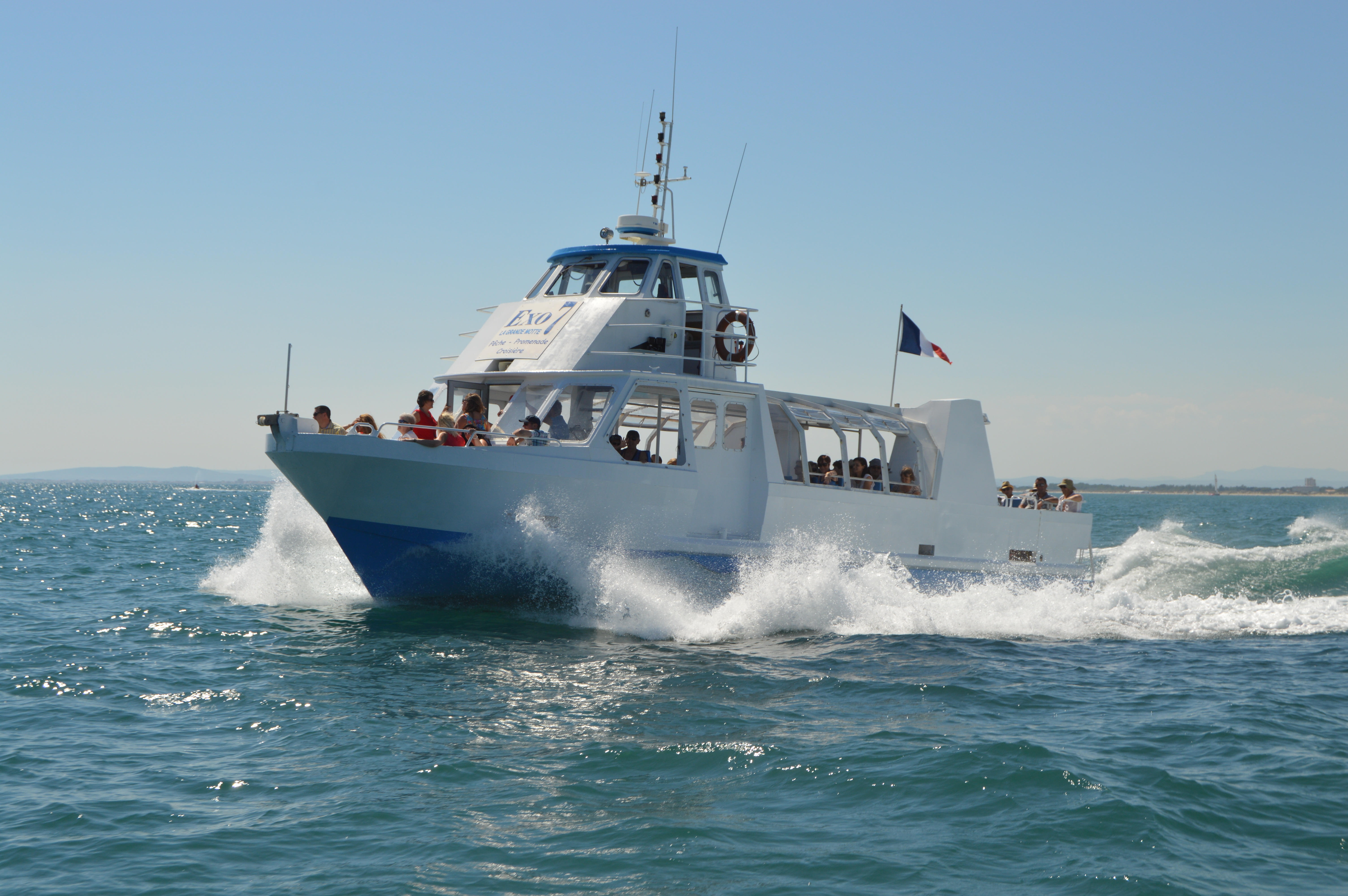Bateau à La Grande Motte avec skipper pour activités nautiques et plages