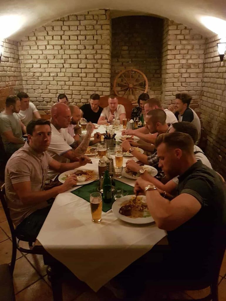 Diner Steak et Striptease à Prague spécial EVG / EVJF - Teambuilding 
