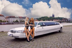 Transfert aéroport en limousine et striptease à Prague