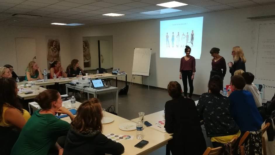 Ateliers stylistiques couleurs et Cours maquillage à Paris et proche région