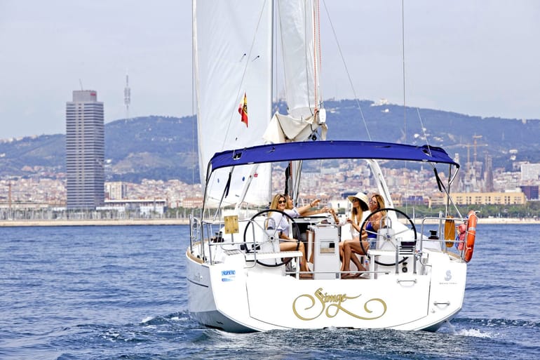 Location d'un voilier privatisé avec skipper à Barcelone