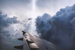 Jeu d'enquête sur des accidents d'avion en visio conférence