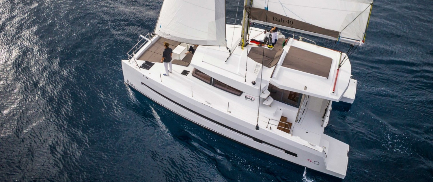 Location d'un catamaran avec skipper à Barcelone - EVG EVJF - Teambuilding 