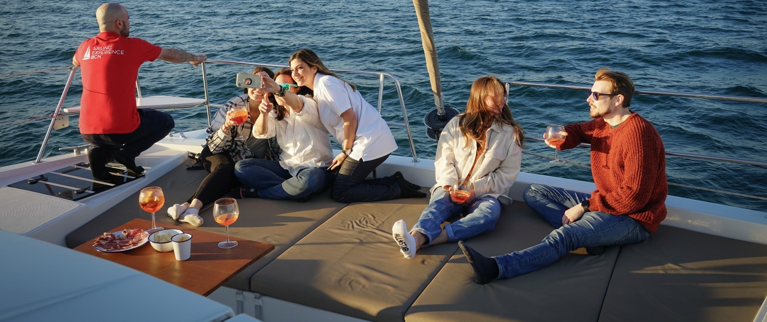 Location d'un catamaran avec skipper à Barcelone - EVG EVJF - Teambuilding 