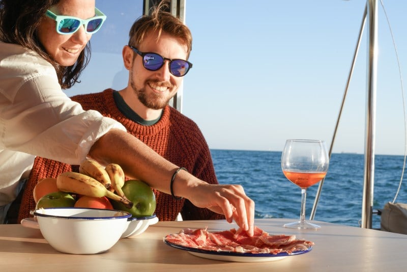 Location d'un catamaran avec skipper à Barcelone - EVG EVJF - Teambuilding 