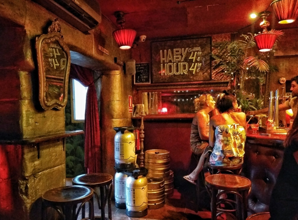 Tour des bars secrets pour un EVG EVJF à Barcelone