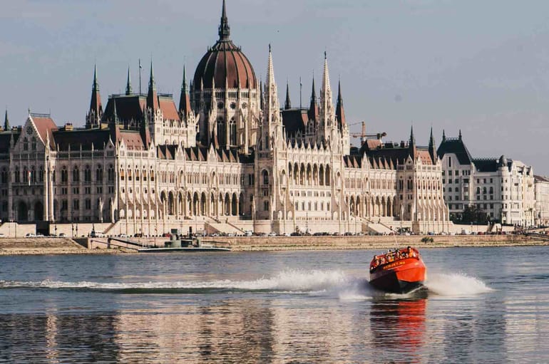 Speed boat Budapest - sur le Danube - EVG, EVJF - Teambuilding 
