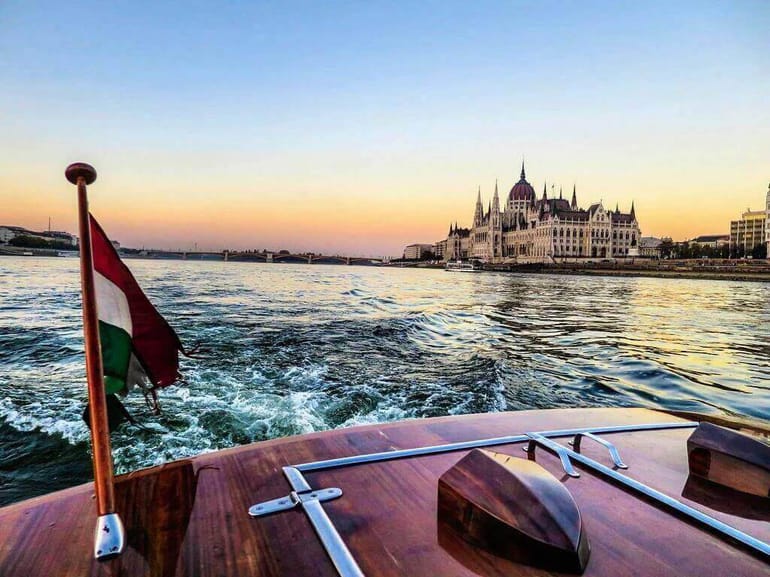 Balade en bateau à moteur à Budapest - EVG, EVJF - Teambuilding 