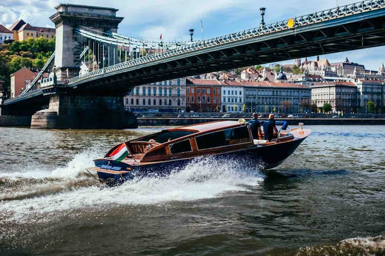 Balade en bateau à moteur à Budapest
