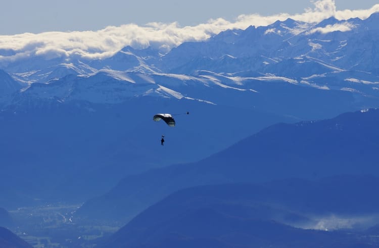 Saut en parachute bi-place face aux Pyrénées