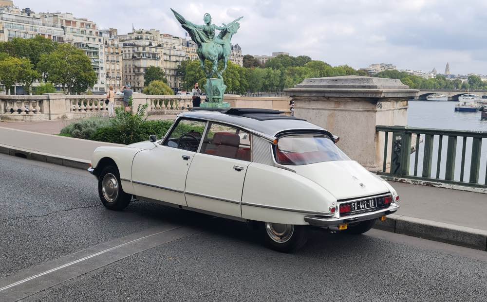 Visite de Paris en Citroën DS de collection