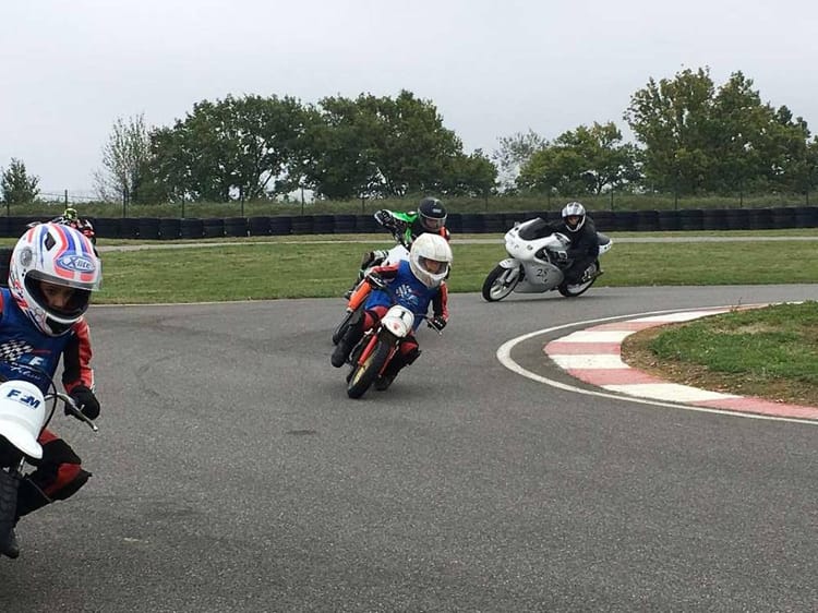 Pilotage moto enfants sur circuit de karting d'Escource (40) - Mimizan