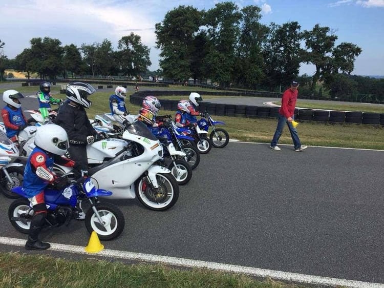 Pilotage moto enfants sur circuit de karting d'Escource (40) - Mimizan