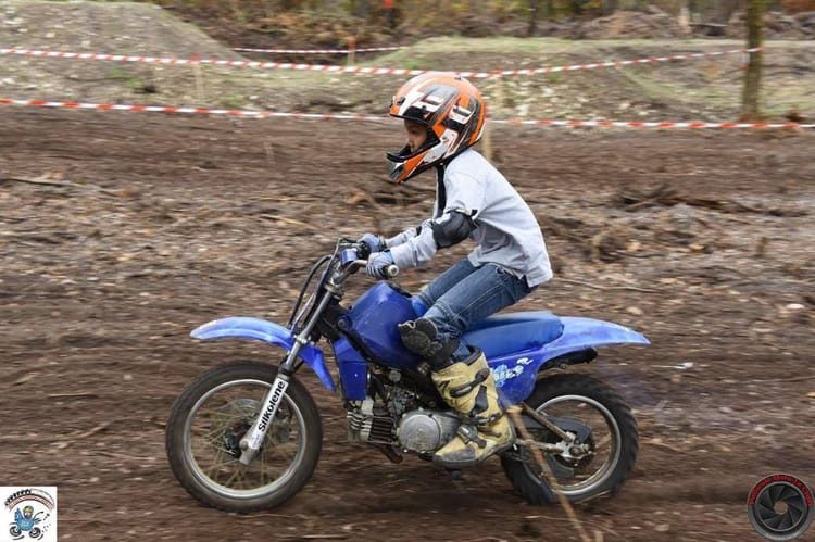 Pilotage moto enfants sur circuit de karting d'Escource (40) - Mimizan