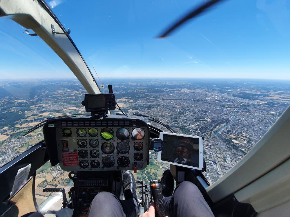 Vol d'initiation au pilotage d'un hélicoptère près de Tours au départ de Neuvy-Le-Roi