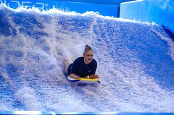 Surf sur vague artificielle en intérieur - Paris 15