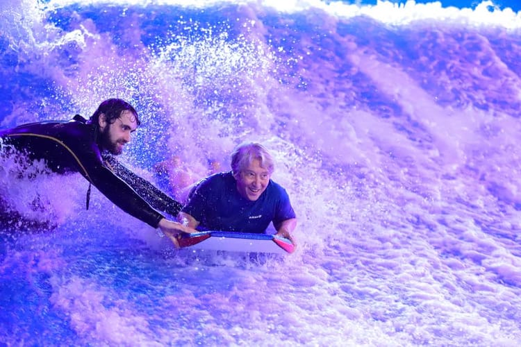 Surf sur vague artificielle en intérieur - Paris 15