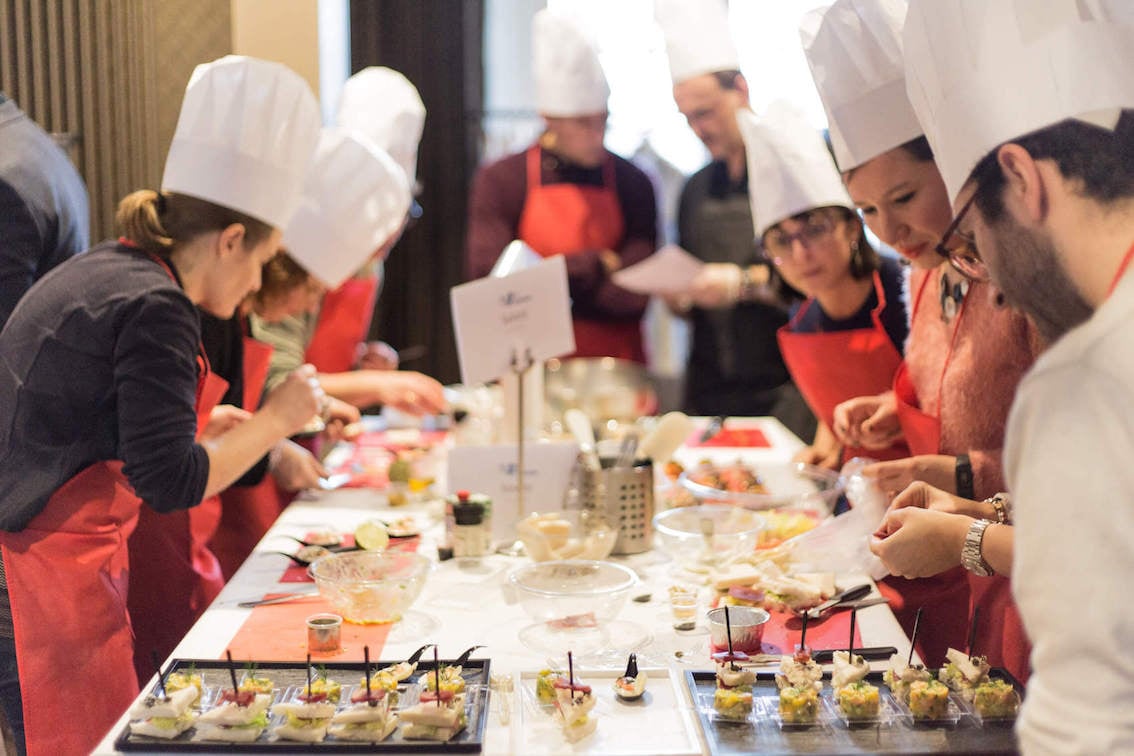 Atelier cuisine sur une péniche à Paris - Team building