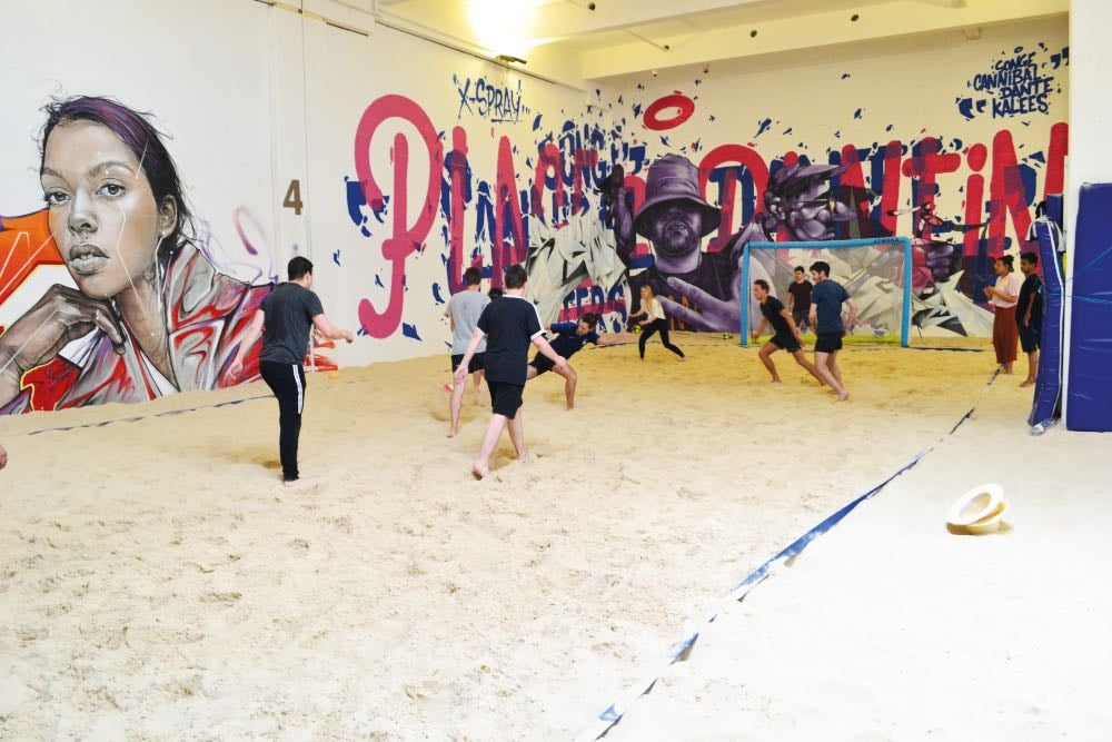 Olympiade sur une plage couverte à Paris - Team Building