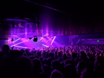 Entrée VIP en boîte de nuit à Amsterdam