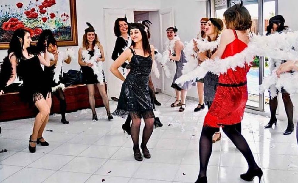 Cours d'effeuillage burlesque pour votre EVJF 