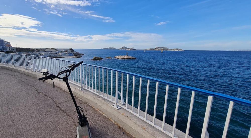 Visite du centre-ville de Marseille en trottinette électrique (avec guide virtuel)