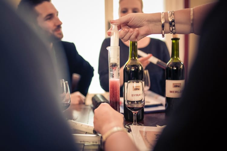 Atelier création d'une cuvée de vin pour les Team Building à Bordeaux