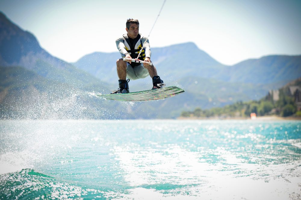 Wakeboard au Lac de Serre-Ponçon près de Gap