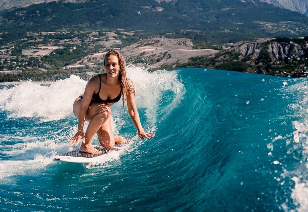 Wake-surf sur le lac de Serre-Ponçon