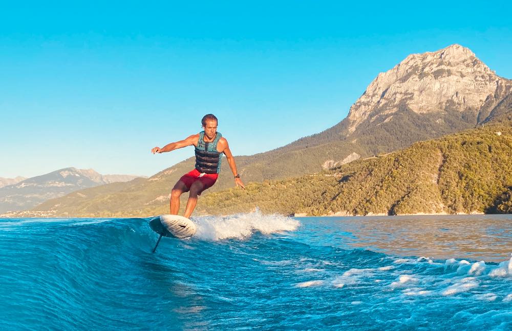 Wakesurf foil au Lac de Serre-Ponçon près de Gap