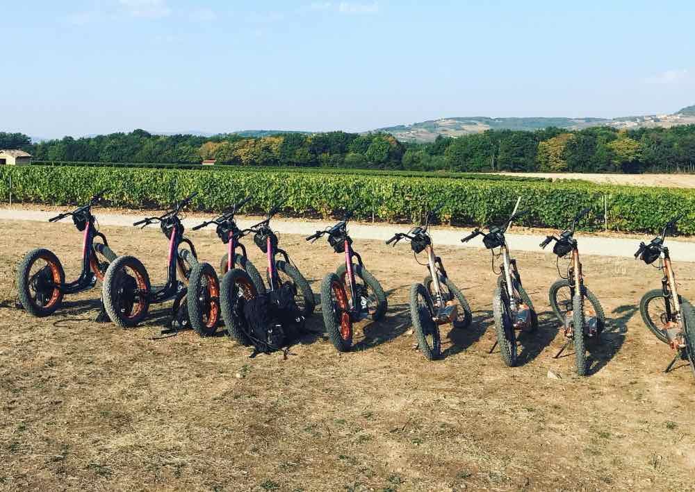 Balade en trottinette tout terrain électrique dans le Beaujolais au Nord de Lyon 