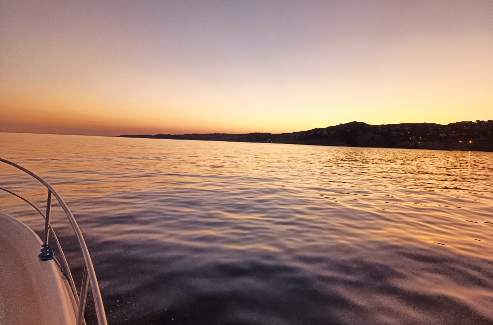 Croisière en bateau à moteur avec skipper près de Marseille
