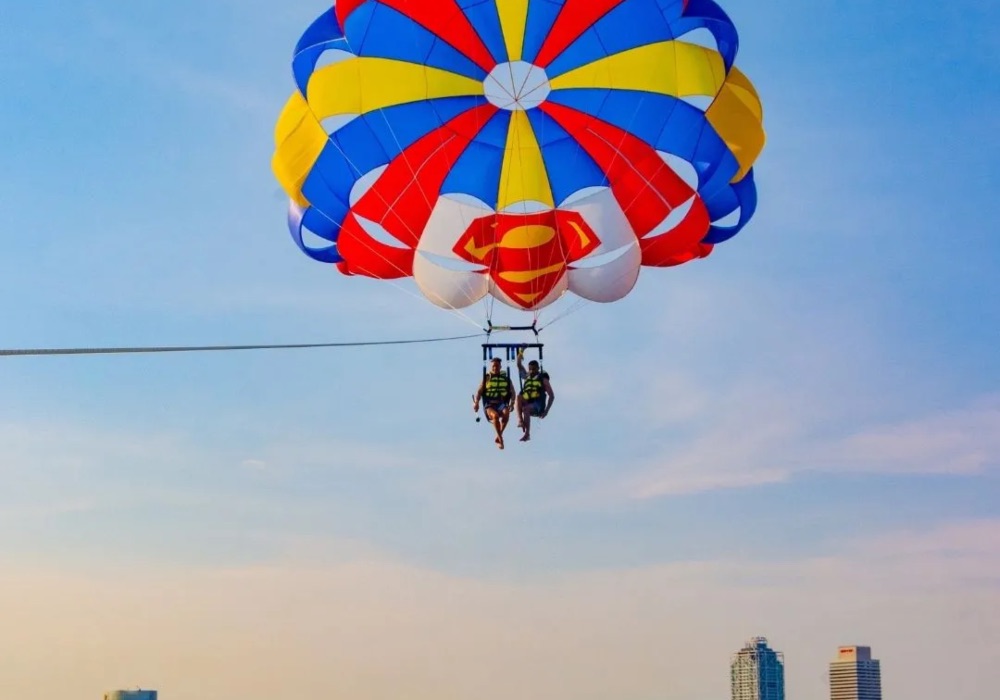 Parachute ascensionnel en baie de Barcelone